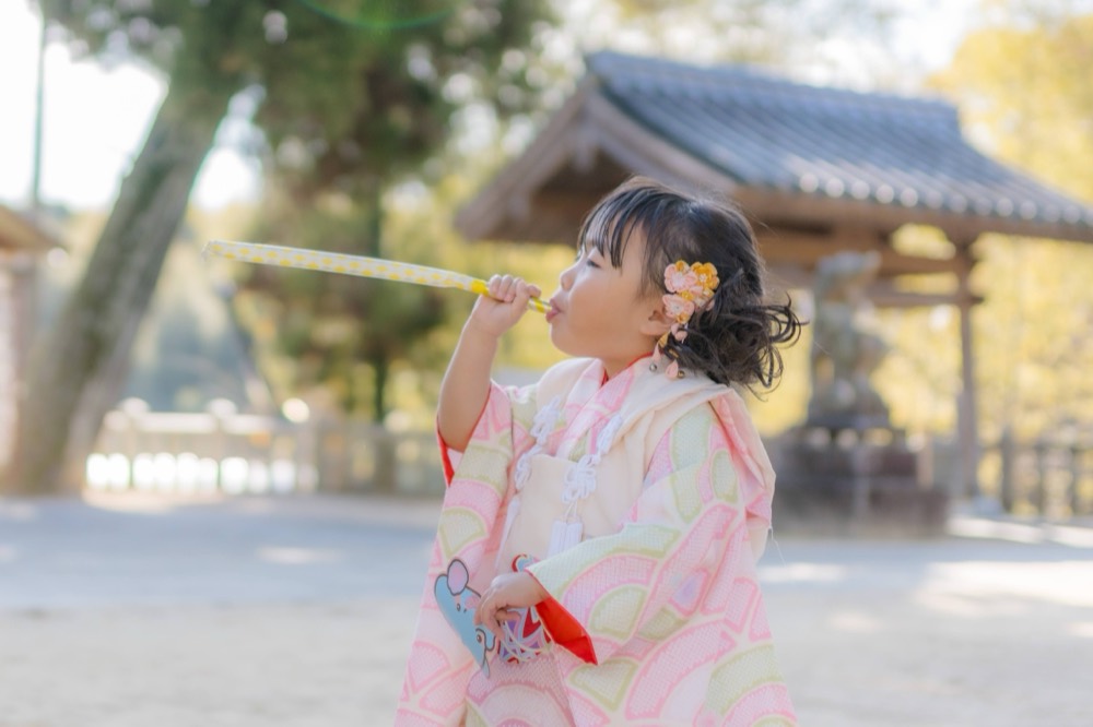 しゃぼん玉を吹く七五三の女の子