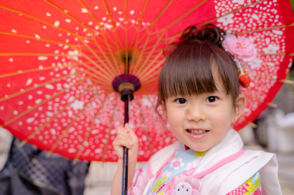 番傘と七五三の女の子