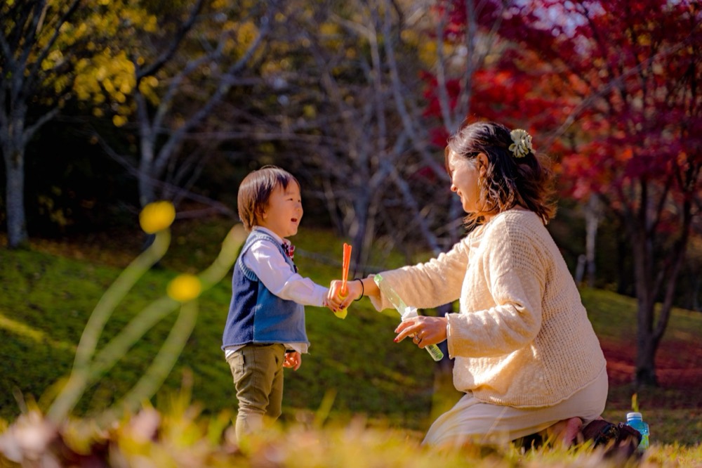 紅葉の中で遊ぶ親子の出張撮影