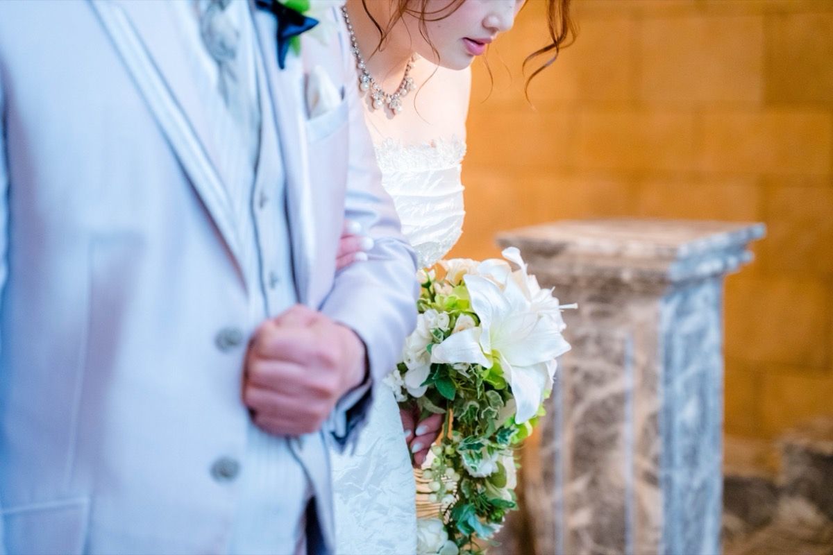 ブーケを持つ新婦と新郎
